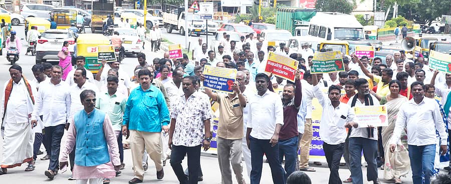 ತುಮಕೂರಿನಲ್ಲಿ ಸೋಮವಾರ ಮುಖ್ಯಮಂತ್ರಿ ಸಿದ್ದರಾಮಯ್ಯ ಅವರಿಗೆ ರಾಜ್ಯಪಾಲರು ಶೋಕಾಸ್ ನೋಟಿಸ್ ನೀಡಿರುವುದನ್ನು ವಿರೋಧಿಸಿ ಕುರುಬರ ಸಂಘ, ಕಾಳಿದಾಸ ವಿದ್ಯಾವರ್ಧಕ ಸಂಘ, ಕನಕ ಯುವಸೇನೆ ಹಾಗೂ ಜಿಲ್ಲೆಯ ವಿವಿಧ ಕುರುಬ ಸಂಘಟನೆಗಳಿಂದ ಪ್ರತಿಭಟನಾ ಮೆರವಣಿಗೆ ನಡೆಯಿತು