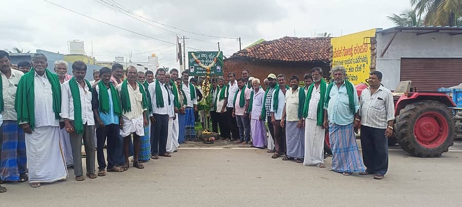 ಕನಕಪುರ ಕುರುಬಳ್ಳಿ ಗ್ರಾಮದಲ್ಲಿ ರೈತ ಸಂಘದ ಗ್ರಾಮಸಕ್ಕೆ ಉದ್ಘಾಟನೆಯಲ್ಲಿ ಪಾಲ್ಗೊಂಡಿದ್ದ ರೈತ ಮುಖಂಡರು