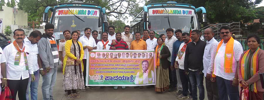 ಮೈಸೂರು ಚಲೋ ಪಾದಯಾತ್ರೆಯಲ್ಲಿ ಭಾಗವಹಿಸಲು ಬಿಜೆಪಿ ಜಿಲ್ಲಾ ಘಟಕದ ಮುಖಂಡರು ಚಿತ್ರದುರ್ಗ ನಗರದ ಒನಕೆ ಓಬವ್ವ ವೃತ್ತದಿಂದ ಭಾನುವಾರ ತೆರಳಿದರು