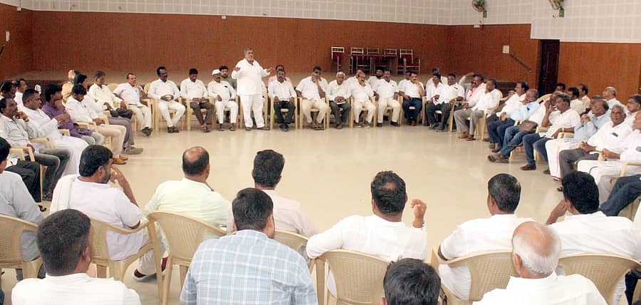 ಚಾಮರಾಜನಗರದ ಡಾ.ಬಿ.ಆರ್.ಅಂಬೇಡ್ಕರ್ ಭವನದಲ್ಲಿ ಶನಿವಾರ ಶ್ರಮಿಕ ವರ್ಗಗಳ ಚಿಂತನಾ ಸಭೆ ನಡೆಯಿತು