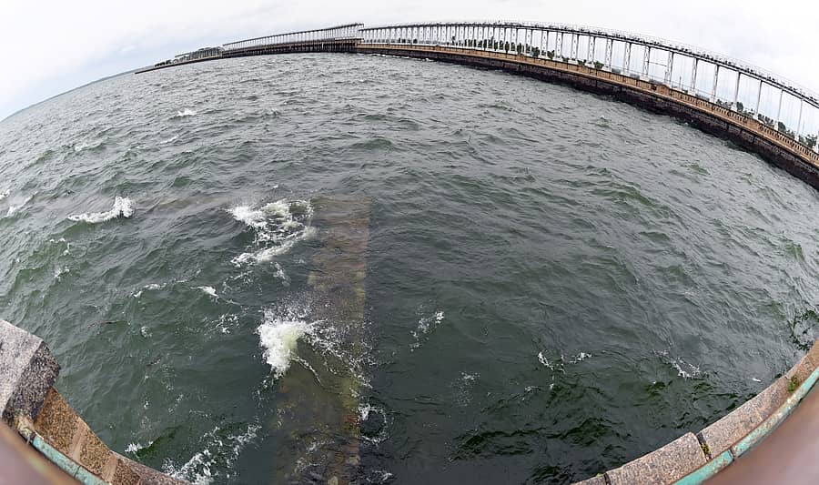 ಶ್ರೀರಂಗಪಟ್ಟಣ ತಾಲ್ಲೂಕಿನ ಕೆ.ಆರ್.ಎಸ್ ಅಣೆಕಟ್ಟೆ ಭರ್ತಿಯಾಗಿದ್ದು, ನೀರು ತುಂಬಿ ತುಳುಕುತ್ತಿರುವ ದೃಶ್ಯ – ಪ್ರಜಾವಾಣಿ ಚಿತ್ರ: ಅನೂಪ್ ರಾಘ.ಟಿ.