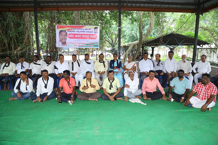 ಶಿವಮೊಗ್ಗದ ಜಿಲ್ಲಾಧಿಕಾರಿ ಕಚೇರಿ ಎದುರು ನಡೆದ ಉಪವಾಸ ಮುಷ್ಕರದ ನೋಟ