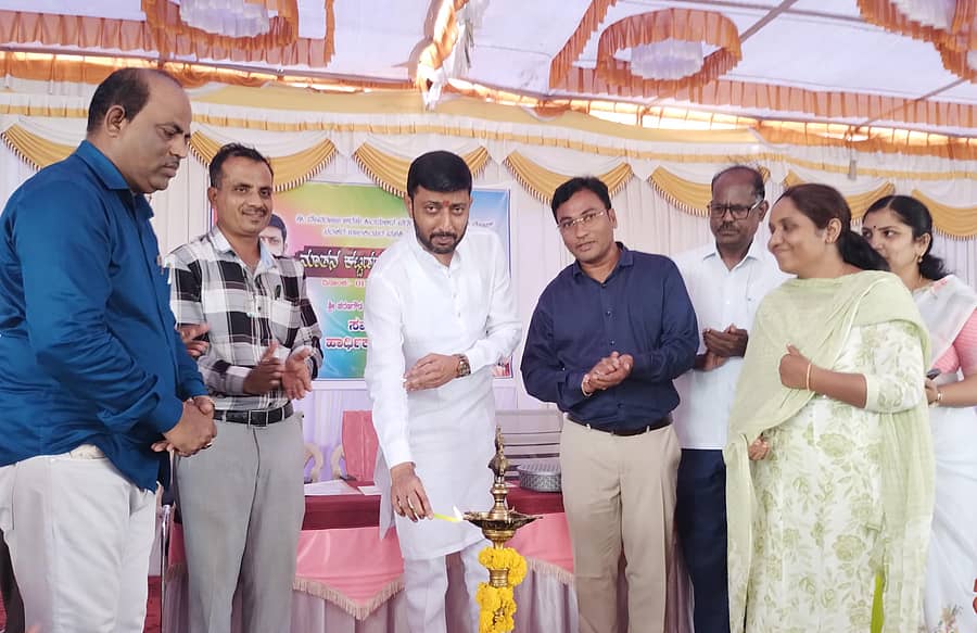 ಗುರುಮಠಕಲ್ ಪಟ್ಟಣದಲ್ಲಿ ಗುರುವಾರ ಜರುಗಿದ ನಿರ್ಮಿಸಲಾದ ಡಿ.ದೇವರಾಜ ಅರಸು ಹಿಂದುಳಿದ ವರ್ಗಗಳ ಮೆಟ್ರಿಕ್ ನಂತರದ ಬಾಲಕಿಯರ ವಸತಿ ನಿಲಯ ಕಟ್ಟಡದ ಉದ್ಘಾಟನಾ ಕಾರ್ಯಕ್ರಮಕ್ಕೆ ಶಾಸಕ ಶರಣಗೌಡ ಕಂದಕೂರ ಚಾಲನೆ ನೀಡಿದರು.