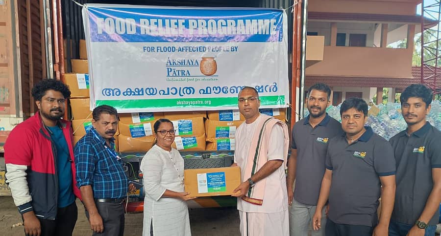 ಕೇರಳದಲ್ಲಿ ಸಂತ್ರಸ್ತರಿಗೆ ಅಕ್ಷಯ ಪಾತ್ರ ಫೌಂಡೇಶನ್‌ ವತಿಯಿಂದ ದಿನಸಿ ಕಿಟ್‌ಗಳನ್ನು ವಿತರಿಸಲಾಯಿತು
