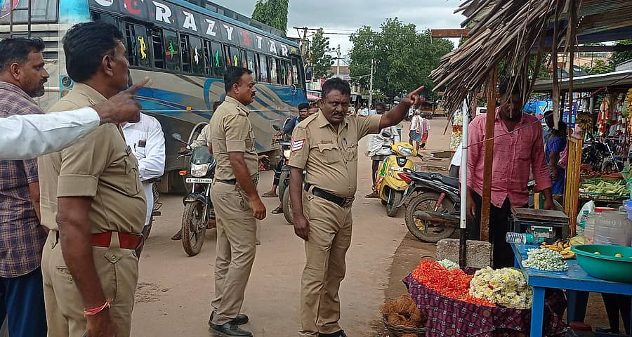 ತೋವಿನಕೆರೆ ಬಸ್ ನಿಲ್ದಾಣ ವೃತ್ತದಲ್ಲಿ ರಸ್ತೆಯಲ್ಲಿ ಮಾರಾಟ ಮಾಡದಂತೆ ಪೊಲೀಸರು ಎಚ್ಚರಿಕೆ ನೀಡಿದರು