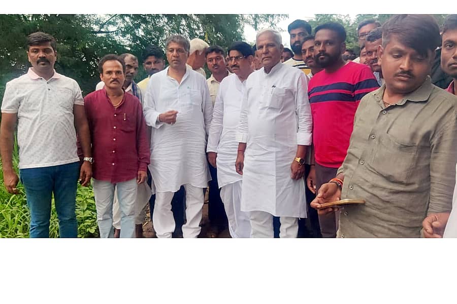 ಬನಹಟ್ಟಿ ಸಮೀಪದ ಪ್ರವಾಹ ಪೀಡಿತ ಅಸ್ಕಿ ಗ್ರಾಮಕ್ಕೆ ಸಂಸದ ಪಿ.ಸಿ.ಗದ್ದಿಗೌಡರ, ವಿಧಾನ ಸಭೆಯ ವಿರೋಧ ಪಕ್ಷದ ಉಪನಾಯಕ ಅರವಿಂದ ಬೆಲ್ಲದ ಮತ್ತು ಶಾಸಕ ಸಿದ್ದು ಸವದಿ ಭೇಟಿ ನೀಡಿ ಪರಿಶೀಲನೆ ನಡೆಸಿದರು