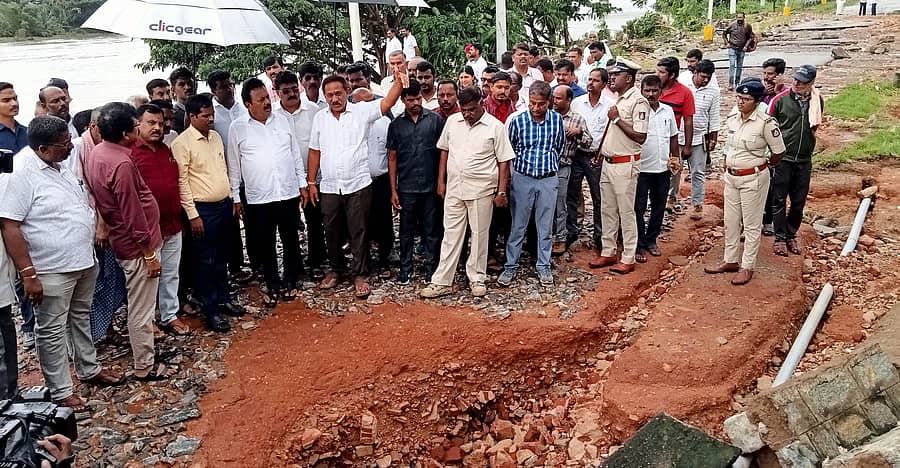 ಶ್ರೀರಂಗಪಟ್ಟಣ ಐತಿಹಾಸಿಕ ವೆಲ್ಲೆಸ್ಲಿ ಸೇತುವೆ ಬಳಿ ನದಿಯ ತಡೆಗೋಡೆ ಮತ್ತು ರಸ್ತೆ ಪ್ರವಾಹದಿಂದ ಕೊಚ್ಚಿ ಹೋಗಿದ್ದು, ಜಿಲ್ಲಾ ಉಸ್ತುವಾರಿ ಸಚಿವ ಎನ್. ಚಲುವರಾಯಸ್ವಾಮಿ, ಶಾಸಕ ರಮೇಶ ಬಂಡಿಸಿದ್ದೇಗೌಡ, ಜಿಲ್ಲಾಧಿಕಾರಿ ಕುಮಾರ ಅವರು ಶುಕ್ರವಾರ ಭೇಟಿ ನೀಡಿ ಸ್ಥಳ ಪರಿಶೀಲಿಸಿದರು