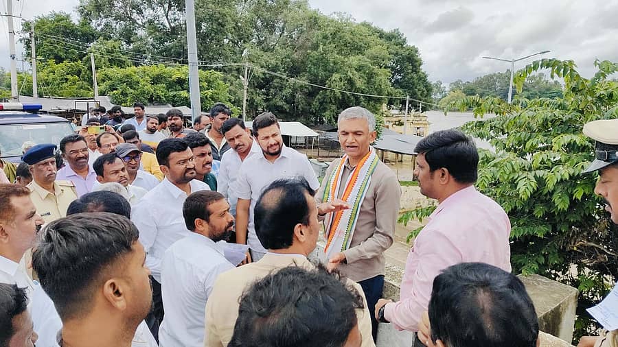 ನಂಜನಗೂಡಿನ ಶ್ರೀಕಂಠೇಶ್ವರ ದೇವಾಲಯದ ಮುಡಿಕಟ್ಟೆ, ಸ್ನಾನ ಘಟ್ಟಕ್ಕೆ ಕಂದಾಯ ಸಚಿವ ಕೃಷ್ಣ ಬೈರೇಗೌಡ ಶುಕ್ರವಾರ ಭೇಟಿ ನೀಡಿ ಪ್ರವಾಹ ಪರಿಸ್ಥಿತಿಯನ್ನು ಅವಲೋಕಿಸಿದರು