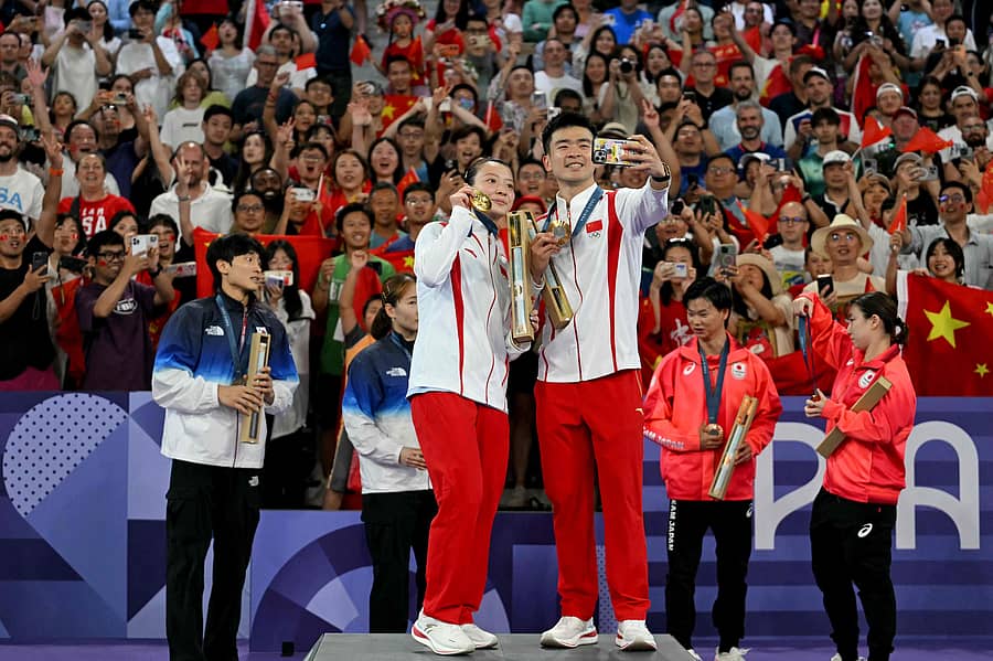 ಸಂಭ್ರಮ... ಬ್ಯಾಡ್ಮಿಂಟನ್ ಮಿಶ್ರ ಡಬಲ್ಸ್ನಲ್ಲಿ ಚಿನ್ನದ ಪದಕ ಗೆದ್ದ ಝೆಂಗ್ ಸಿವಿ ಮತ್ಉತ ಹುವಾಂಗ್ ಯಕಿಯಾಂಗ್ ಅವರು ಪೋಡಿಯಂನಲ್ಲಿ ಸೆಲ್ಫಿ ತೆಗೆದುಕೊಂಡರು.