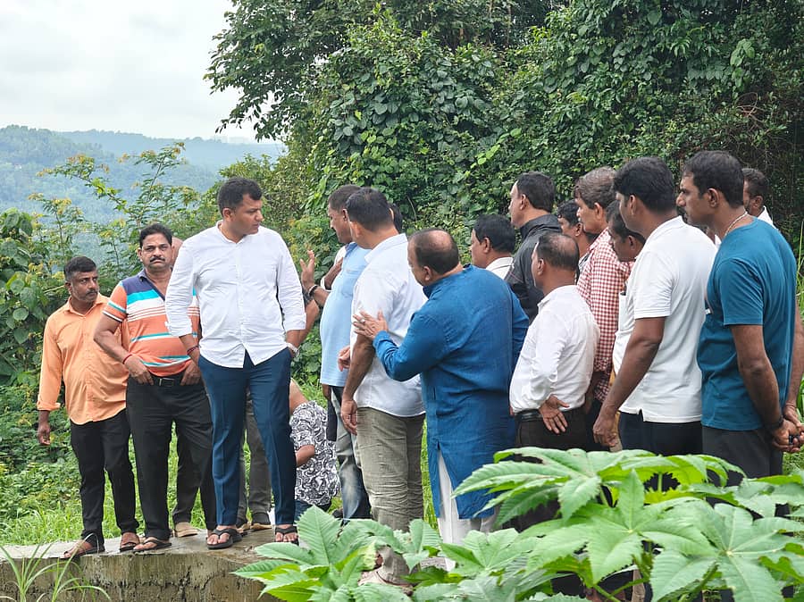 ಸಂಸದ ಕ್ಯಾ.ಬ್ರಿಜೇಶ್ ಚೌಟ ಅವರು ಕೆತ್ತಿಕಲ್ಗೆ ಭಾನುವಾರ ಭೇಟಿ ನೀಡಿ ಸ್ಥಳೀಯರ ಅಹವಾಲು ಆಲಿಸಿದರು