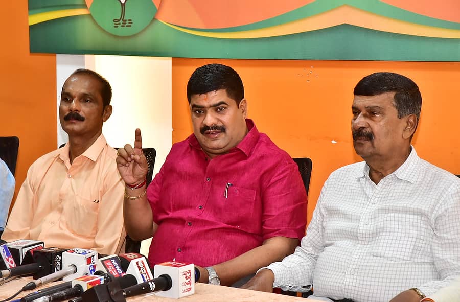 ಸುದ್ದಿಗೋಷ್ಠಿಯಲ್ಲಿ ಡಿ.ವೇದವ್ಯಾಸ ಕಾಮತ್ ಮಾತನಾಡಿದರು. ರಮೇಶ್ ಕಂಡೆಟ್ಟು ಹಾಗೂ ನಿತಿನ್ ಕುಮಾರ್ ಇದ್ದಾರೆ