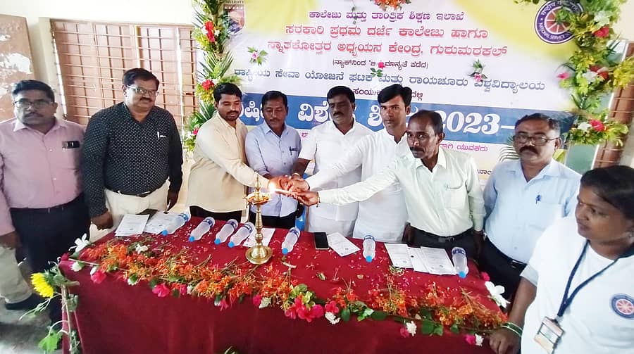 ಗುರುಮಠಕಲ್ ತಾಲ್ಲೂಕಿನ ಕಂದಕೂರು ಗ್ರಾಮದಲ್ಲಿ ಶುಕ್ರವಾರ ಜರುಗಿದ ಎನ್‌ಎಸ್‌ಎಸ್‌ ಶಿಬಿರದ ಸಮಾರೋಪ ಸಮಾರಂಭವನ್ನು ಗಣ್ಯರು ಉದ್ಘಾಟಿಸಿದರು