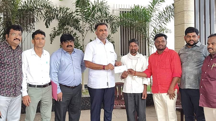 ವಿದ್ಯುತ್ ತಗುಲಿ ಹಸು ಮೃತಪಟ್ಟ ಹಿನ್ನೆಲೆಯಲ್ಲಿ ರೈತ ಕಾಶೀನಾಥ ಅವರಿಗೆ ಶಾಸಕ ಡಾ. ಶೈಲೇಂದ್ರ ಬೆಲ್ದಾಳೆ ಬೀದರ್ನಲ್ಲಿ ಪರಿಹಾರ ಚೆಕ್ ವಿತರಿಸಿದರು