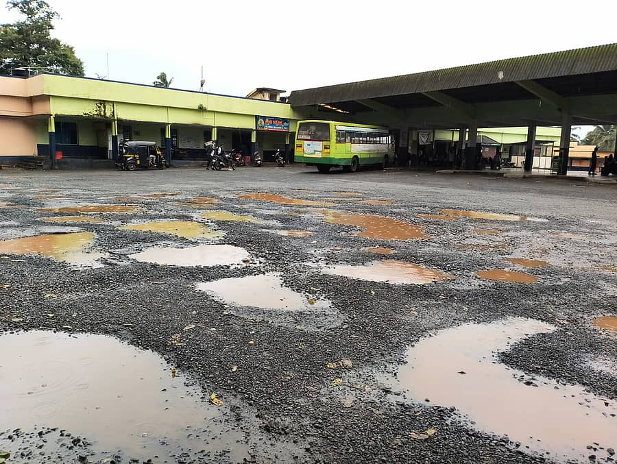 ಶಿರಸಿಯ ಹೊಸ ಬಸ್ ನಿಲ್ದಾಣ ಆವರಣದಲ್ಲಿ ನಿರ್ಮಾಣವಾಗಿರುವ ಬೃಹತ್ ಹೊಂಡಗಳು