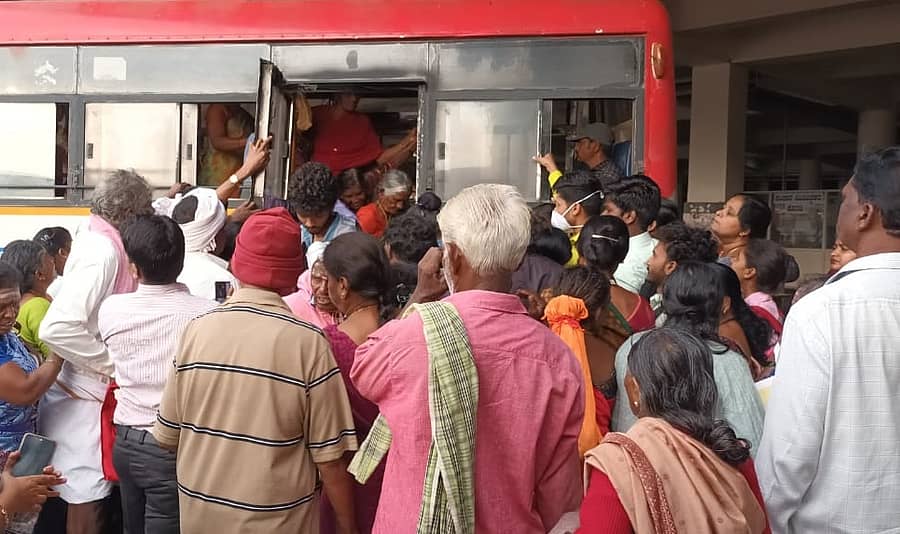 ಕೊಳ್ಳೇಗಾಲ–ಚಾಮರಾಜನಗರ ಮಧ್ಯೆ ಸಂಪರ್ಕಿಸುವ ಕೆಎಸ್ಆರ್ಟಿಸಿ ಬಸ್ನಲ್ಲಿ ತುಂಬಿರುವ ಪ್ರಯಾಣಿಕರು