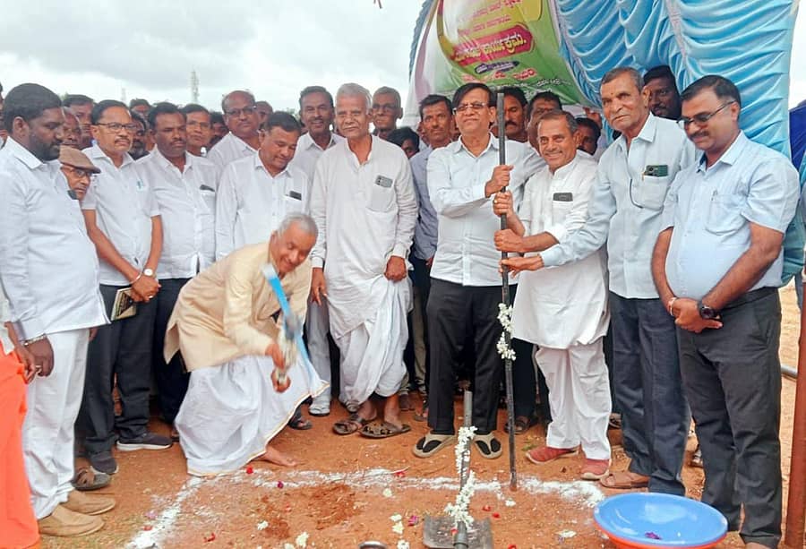 ಕುಕನೂರಿನ ಎಪಿಎಂಸಿ ಆವರಣದಲ್ಲಿ ಕೋಲ್ಡ್ ಸ್ಟೋರೆಜ್ ಘಟಕದ ನಿರ್ಮಾಣದ ಭೂಮಿ ಪೂಜೆಯನ್ನು ಸಿಎಂ ಆರ್ಥಿಕ ಸಲಹೆಗಾರ ಬಸವರಾಜ ರಾಯರಡ್ಡಿ ನೆರವೇರಿಸಿದರು