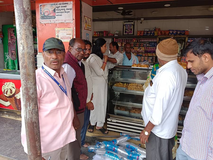 ಪಟ್ಟಣ ಪಂಚಾಯಿತಿ ವ್ಯಾಪ್ತಿಯ ಅಂಗಡಿಯೊAದರ ಮೇಲೆ ದಾಳಿ ನಡೆಸಿ ಪ್ಲಸ್ಟಿಕ್ ವಸ್ತುಗಳನ್ನು ವಶಪಡಿಸಿಕೊಂಡಿರುವ ಪ.ಪಂ ಅಧಿಕಾರಿಗಳು.