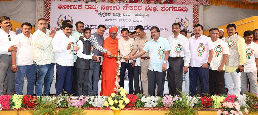 ಚಿಕ್ಕೋಡಿಯಲ್ಲಿ ಸರ್ಕಾರಿ ನೌಕರರ ಸಂಘದ ಚಿಕ್ಕೋಡಿ ಶೈಕ್ಷಣಿಕ ಜಿಲ್ಲಾ ಘಟಕದಿಂದ ನಡೆದ ಪ್ರತಿಭಾ ಪುರಸ್ಕಾರ ಸಮಾರಂಭವನ್ಜು ಗಣ್ಯರು ಉದ್ಘಾಟಿಸಿದರು