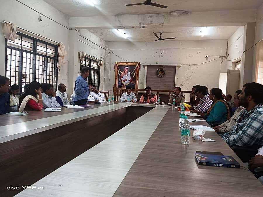 ಹೊನ್ನಾಳಿ ತಾಲ್ಲೂಕು ಕಚೇರಿ ಸಭಾಂಗಣದಲ್ಲಿ ಕರೆಯಲಾಗಿದ್ದ ಸ್ವಾತಂತ್ರ್ಯೋತ್ಸವ ಪೂರ್ವಭಾವಿ ಸಭೆಯಲ್ಲಿ ಉಪವಿಭಾಗಾಧಿಕಾರಿ ವಿ. ಅಭಿಷೇಕ್ ಮಾತನಾಡಿದರು