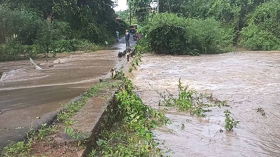 ನರಸಿಂಹರಾಜಪುರ ತಾಲ್ಲೂಕು ಕೆ.ಕಣಬೂರು ಕಾಲೊನಿಯ ಕರಿಬಸವನ ಹಳ್ಳಕ್ಕೆ ನಿರ್ಮಿಸಿರುವ ಸೇತುವೆ ಮೇಲೆ ಮಳೆ ಬಂದಾಗ ನೀರು ಹರಿಯುತ್ತದೆ