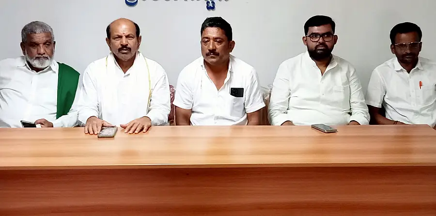 ಶ್ರೀರಂಗಪಟ್ಟಣದಲ್ಲಿ ಭಾನುವಾರ ನಡೆದ ಬಿಜೆಪಿ ಪದಾಧಿಕಾರಿಗಳ ಸಭೆಯಲ್ಲಿ ಪಕ್ಷದ ರಾಜ್ಯ ಕಾರ್ಯಕಾರಿಣಿ ಸದಸ್ಯ ಎಸ್‌. ಸಿದ್ದರಾಮಯ್ಯ ಮಾತನಾಡಿದರು. ಮುಖಂಡರಾದ ಕೆ.ಎಸ್‌. ನಂಜುಂಡೇಗೌಡ, ಪೀಹಳ್ಳಿ ಎಸ್‌. ರಮೇಶ್‌, ಇಂಡುವಾಳು ಸಚ್ಛಿದಾನಂದ, ಬಿ.ಸಿ. ಸಂತೋಷಕುಮಾರ್‌ ಇದ್ದಾರೆ