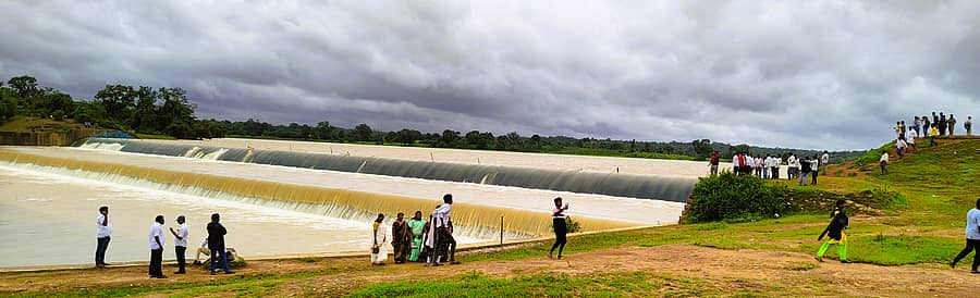 ಮುಂಡಗೋಡ ತಾಲ್ಲೂಕಿನ ಧರ್ಮಾ ಜಲಾಶಯ ಕೋಡಿ ಬಿದ್ದಿರುವುದನ್ನು ಜನರು ದಡದಲ್ಲಿ ನಿಂತು ವೀಕ್ಷಿಸುತ್ತಿರುವುದು