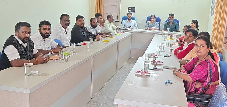 ಕುಶಾಲನಗರ ಸಮೀಪದ ಗುಡ್ಡೆಹೊಸೂರು ಗ್ರಾಮ ಪಂಚಾಯತಿ ಅಧ್ಯಕ್ಷೆ ರುಕ್ಮಿಣಿ ಅಧ್ಯಕ್ಷತೆಯಲ್ಲಿ ಶುಕ್ರವಾರ ಪಂಚಾಯಿತಿ ಆಡಳಿತ ಮಂಡಳಿ ಸಭೆ ನಡೆಯಿತು. ಉಪಾಧ್ಯಕ್ಷ ಮಾದಪ್ಪ, ಸದಸ್ಯರು, ಅಭಿವೃದ್ಧಿ ಅಧಿಕಾರಿ ಸುಮೇಶ್ ಪಾಲ್ಗೊಂಡಿದ್ದರು