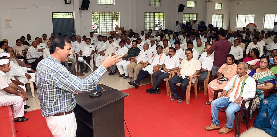 <div class="paragraphs"><p>ಮೈಸೂರಿನ ಕಾಂಗ್ರೆಸ್ ಭವನದಲ್ಲಿ ನಡೆದ ಜನಾಂದೋಲನ ಸಮಾವೇಶದ ಪೂರ್ವಭಾವಿ ಸಭೆಯಲ್ಲಿ ಕೆಪಿಸಿಸಿ ವಕ್ತಾರ ಎಂ. ಲಕ್ಷ್ಮಣ ಮಾತನಾಡಿದರು </p></div>