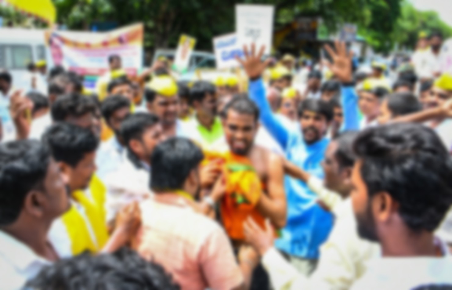 <div class="paragraphs"><p>ಕಲಬುರಗಿಯಲ್ಲಿ ಸೋಮವಾರ ನಡೆದ ಪ್ರತಿಭಟನೆಯಲ್ಲಿ ಡೀಸೆಲ್ ಸುರಿದುಕೊಂಡು ಆತ್ಮಹತ್ಯೆಗೆ ಯತ್ನಿಸಿದ ಷಣ್ಮುಖ ಸಿರಸಗಿ ಅವರನ್ನು ಜತೆಗೆ ಇದ್ದವರು ರಕ್ಷಿಸಿದರು</p></div>