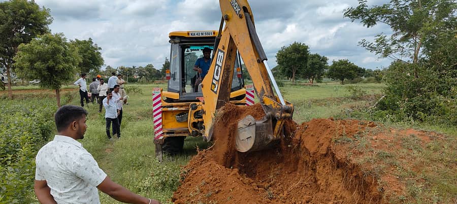 ಕನಕಪುರ ದೊಡ್ಡಾಲಹಳ್ಳಿ ಗ್ರಾಮದಲ್ಲಿ ಒತ್ತುವರಿಯಾಗಿದ್ದ ರಸ್ತೆ ಜಾಗವನ್ನು ಜೆಸಿಬಿ ಯಂತ್ರದಿಂದ ತೆರವುಗೊಳಿಸಿದ ಅಧಿಕಾರಿಗಳು