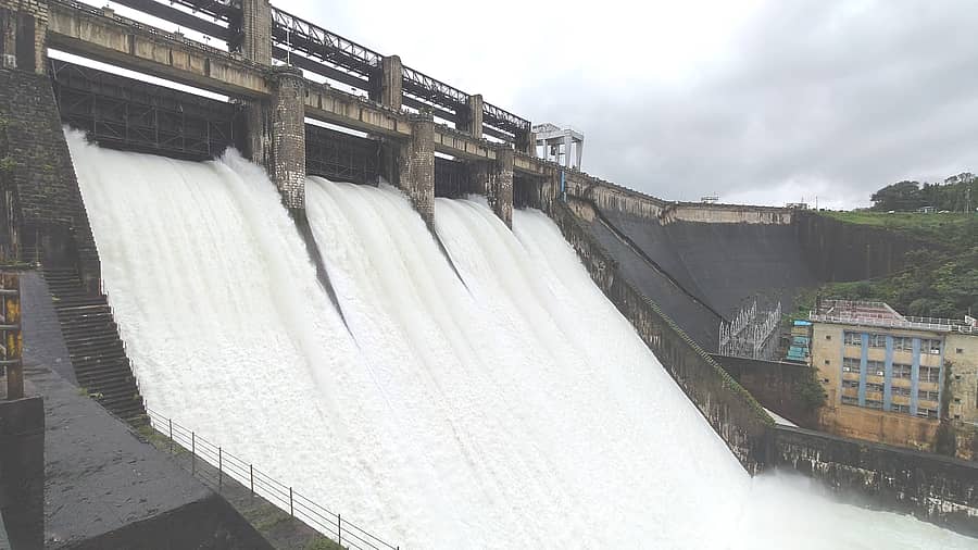 <div class="paragraphs"><p>ಭದ್ರಾ ಜಲಾಶಯದಿಂದ ನೀರು ಬಿಡುತ್ತಿರುವ ವಿಹಂಗಮ ನೋಟ </p></div>