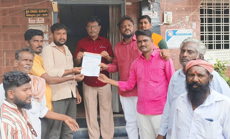 ಮಾನ್ವಿಯಲ್ಲಿ ಶನಿವಾರ ಜನಸೇವಾ ಫೌಂಡೇಶನ್ ಪದಾಧಿಕಾರಿಗಳು ಶಿರಸ್ತೇದಾರ ವಿನಾಯಕರಾವ್ ಅವರಿಗೆ ಮನವಿ ಸಲ್ಲಿಸಿದರು