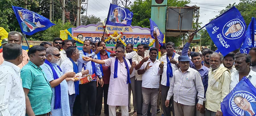 ತಿಪಟೂರಿನ ಅಂಬೇಡ್ಕರ್ ವೃತ್ತದ ಬಳಿ ಸಂಘಟನೆ ಕಾರ್ಯಕರ್ತರು ಸಿಹಿ ಹಂಚಿ ಸಂಭ್ರಮಿಸಿದರು