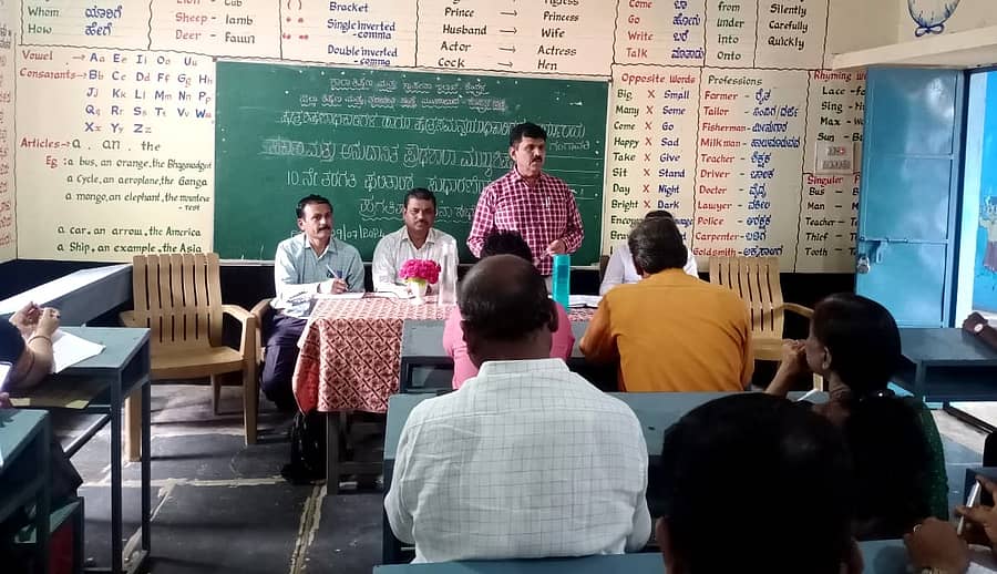 ಕಾರಟಗಿ ಸಮೀಪದ ಮರ್ಲಾನಹಳ್ಳಿಯಲ್ಲಿ ಎಸ್ಎಸ್ಎಲ್ಸಿ ಫಲಿತಾಂಶ ಸುಧಾರಣೆ ಕಾರ್ಯಕ್ರಮದಲ್ಲಿ ಮುನಿರಾಬಾದ್ ಡಯಟ್ನ ಹಿರಿಯ ಉಪನ್ಯಾಸಕ ಸೋಮಶೇಖರಗೌಡ ಪಾಟೀಲ ಮಾತನಾಡಿದರು