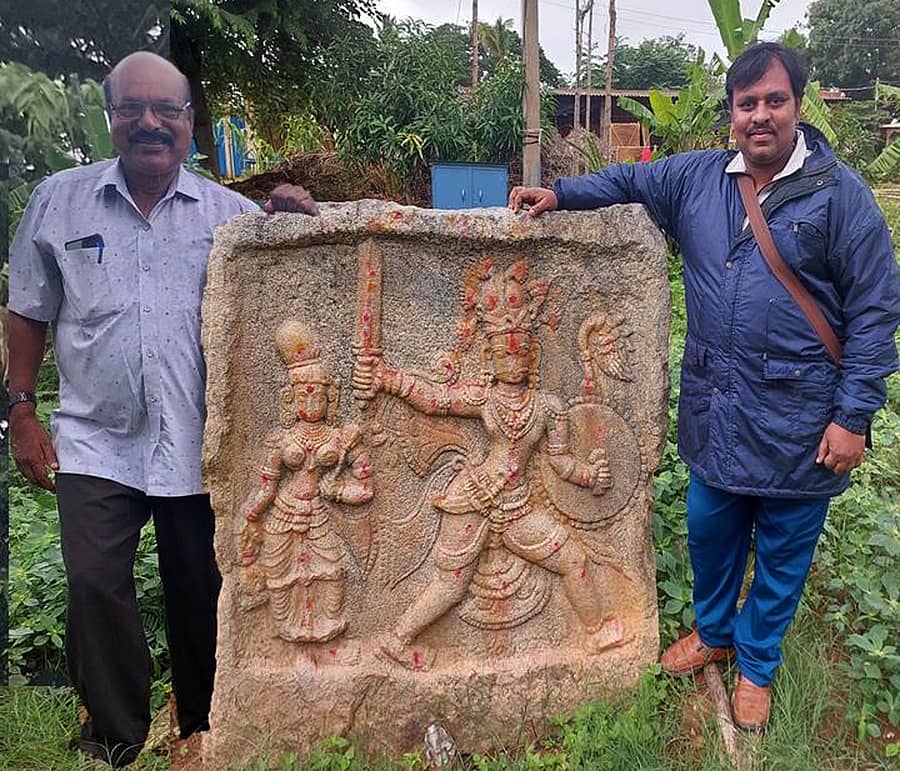 ಶಿಡ್ಲಘಟ್ಟ ತಾಲ್ಲೂಕಿನ ಅಬ್ಲೂಡು ಗ್ರಾಮದಲ್ಲಿರುವ ವೀರಮಾಸ್ತಿಕಲ್ಲು