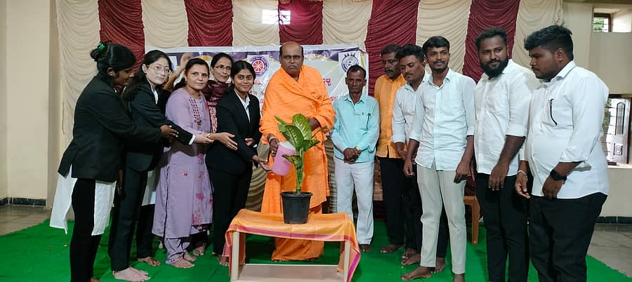 ಕಲಬುರಗಿ ತಾಲ್ಲೂಕಿನ ಶ್ರೀನಿವಾಸ ಸರಡಗಿ ಗ್ರಾಮದ ಚಿನ್ನದಕಂತಿ ಚಿಕ್ಕ ವೀರೇಶ್ವರ ಹಿರೇಮಠದ ಆವರಣದಲ್ಲಿ ಶುಕ್ರವಾರ ಹಮ್ಮಿಕೊಂಡ ಒಂದು ದಿನದ ಎನ್‌ಎಸ್‌ಎಸ್‌ ಕಾರ್ಯ ಶಿಬಿರ ಸಮಾರೋಪವನ್ನು ರೇವಣಸಿದ್ದೇಶ್ವರ ಸ್ವಾಮೀಜಿ ಸಸಿಗೆ ನೀರುಣಿಸುವ ಮೂಲಕ ಚಾಲನೆ ನೀಡಿದರು