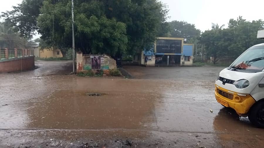 ಡಂಬಳ ಗ್ರಾಮದಲ್ಲಿ ಭಾನುವಾರ ಸಂಜೆ ಸಾಧರಣ ಮಳೆ ಸುರಿಯಿತು