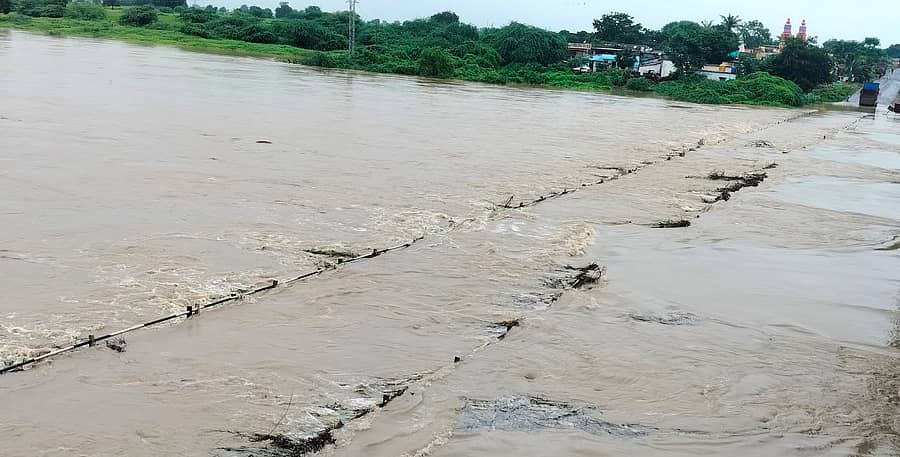 ಸೇಡಂ ತಾಲ್ಲೂಕು ಮಳಖೇಡ ಗ್ರಾಮದ ಕಾಗಿಣಾ ನದಿಯ ಹಳೆ ಸೇತುವೆ ಜಲಾವೃತಗೊಂಡಿರುವುದು