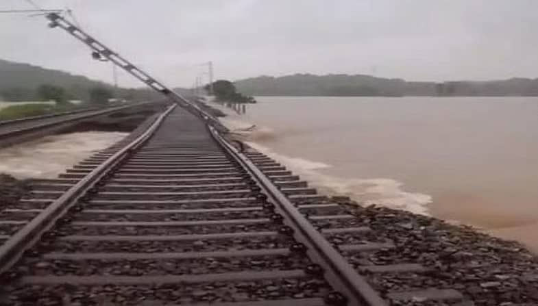 <div class="paragraphs"><p>ಮಹಬೂಬಾಬಾದ್ ಜಿಲ್ಲೆಯಲ್ಲಿ ಮಳೆಯಿಂದಾಗಿ ರೈಲ್ವೆ ಹಳಿ ಅಡಿಯ ಮಣ್ಣು ಕೊಚ್ಚಿಕೊಂಡು ಹೋಗಿದೆ</p></div>