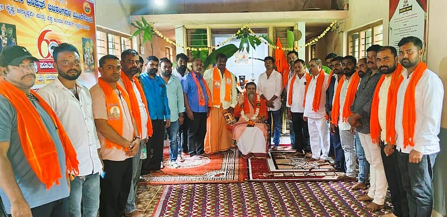 ಮುಂಡಗೋಡ ಪಟ್ಟಣದ ಕಾಳಗನಕೊಪ್ಪ ರಸ್ತೆಯ ಆಂಜನೇಯ ದೇವಸ್ಥಾನದಲ್ಲಿ ನಡೆದ ಕೃಷ್ಣ ಜನ್ಮಾಷ್ಟಮಿ ಹಾಗೂ ವಿಶ್ವ ಹಿಂದು ಪರಿಷತ್ತಿನ ಸ್ಥಾಪನೆಯ ಷಷ್ಠಿ ವರ್ಷದ ಕಾರ್ಯಕ್ರಮದಲ್ಲಿ ಹಳೂರಿನ ವೇದಮೂರ್ತಿ ರುದ್ರಮುನಿ ಸ್ವಾಮೀಜಿ ಆಶೀರ್ವಚನ ನೀಡಿದರು