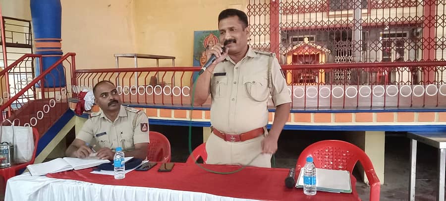ಸುಂಟಿಕೊಪ್ಪದಲ್ಲಿ ಶನಿವಾರ ಪೊಲೀಸ್ ಇಲಾಖೆಯಿಂದ ಗೌರಿ ಗಣೇಶ ಆಚರಣೆಯ ಪೂರ್ವಭಾವಿ ಸಭೆಯಲ್ಲಿ ಕುಶಾಲನಗರ ವೃತ್ತ ನಿರೀಕ್ಷಕ ರಾಜೇಶ್ ಕೋಟ್ಯಾನ್ ಮಾತನಾಡಿದರು