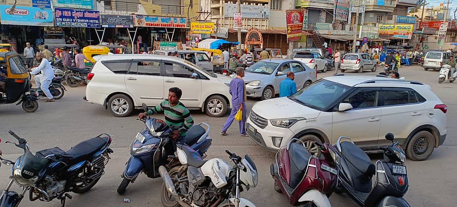 ಮಾಗಡಿಯ ಎಲ್ಲೆಂದರಲ್ಲಿ ವಾಹನ ನಿಲುಗಡೆ ಮಾಡಿರುವದು