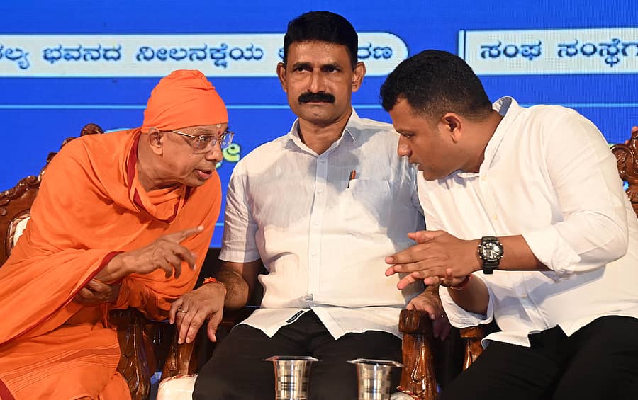 ‘ಭರವಸೆಯ ಹೆಜ್ಜೆ' ಕಾರ್ಯಕ್ರಮದಲ್ಲಿ ಸ್ವಾಮಿ ಜಿತಾಕಾಮಾನಂದಜೀ ಹಾಗೂ ಕ್ಯಾ. ಬ್ರಿಜೇಶ್ ಚೌಟ ಚರ್ಚಿಸಿದರು. ಸುಧೀರ್ ಶೆಟ್ಟಿ ಕಣ್ಣೂರು ಭಾಗವಹಿಸಿದ್ದರು – ಪ್ರಜಾವಾಣಿ ಚಿತ್ರ