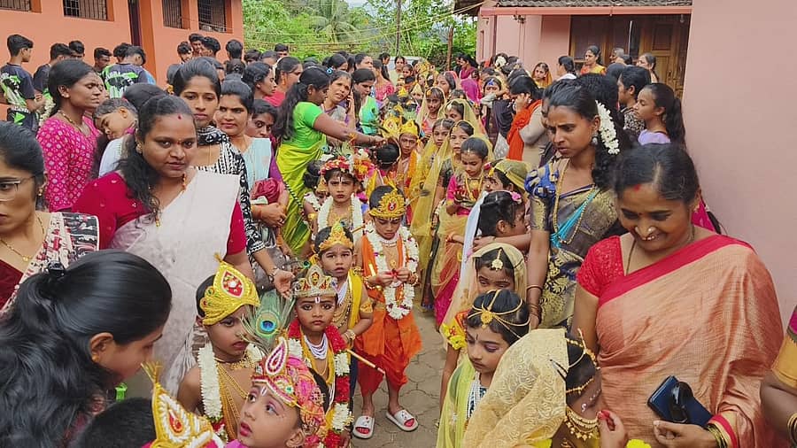 ಕಳಸದಲ್ಲಿ ಭಾನುವಾರ ನಡೆದ ವಿಶ್ವ ಹಿಂದೂ ಪರಿಷತ್ ಷಷ್ಟಿಪೂರ್ತಿ ಆಚರಣೆ ಮೆರವಣಿಗೆಯಲ್ಲಿ ರಾಧಾ– ಕೃಷ್ಣ ವೇಷ ಧರಿಸಿ ಮಕ್ಕಳು ಗಮನ ಸೆಳೆದರು