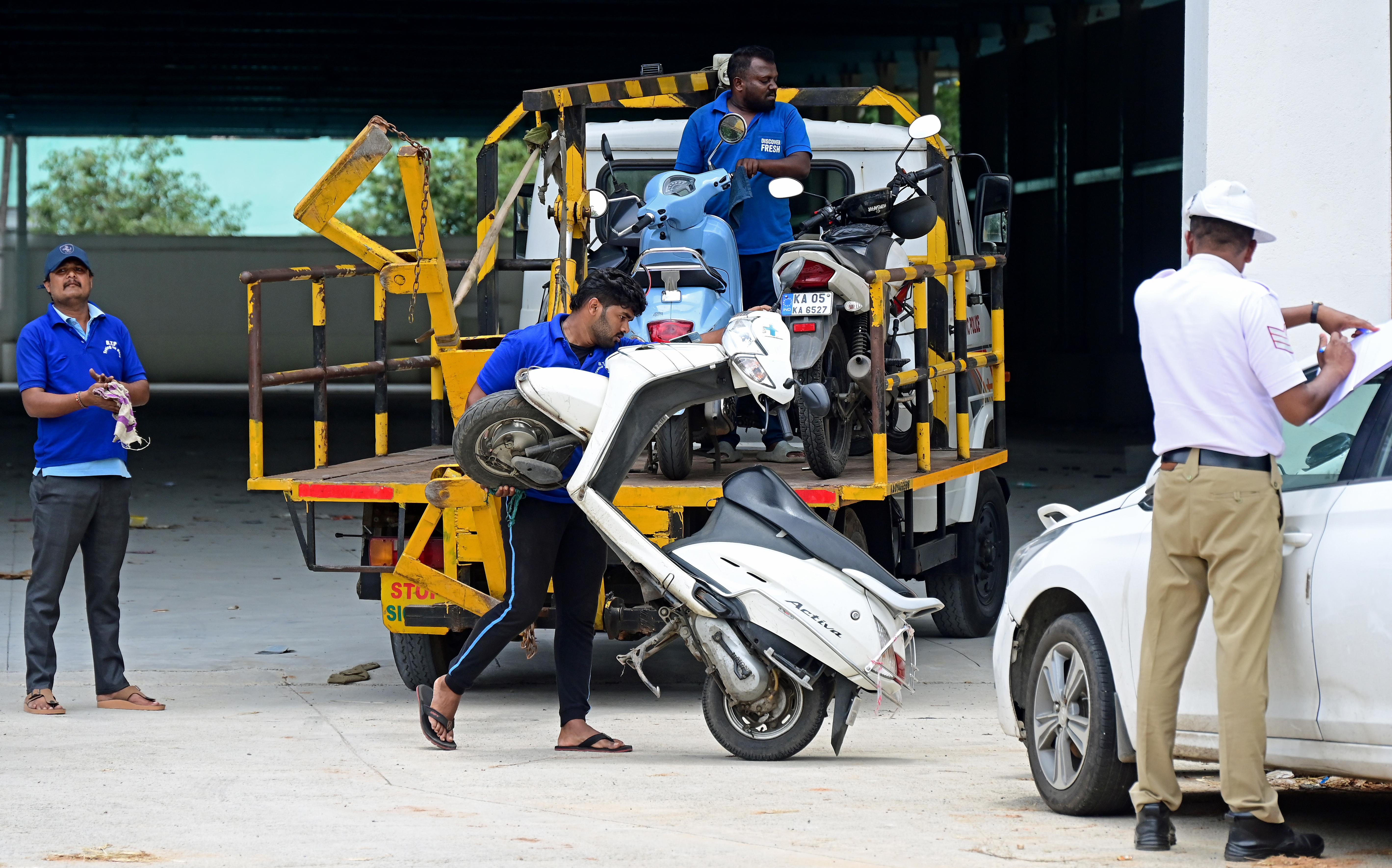 <div class="paragraphs"><p>ಟೋಯಿಂಗ್ </p></div>