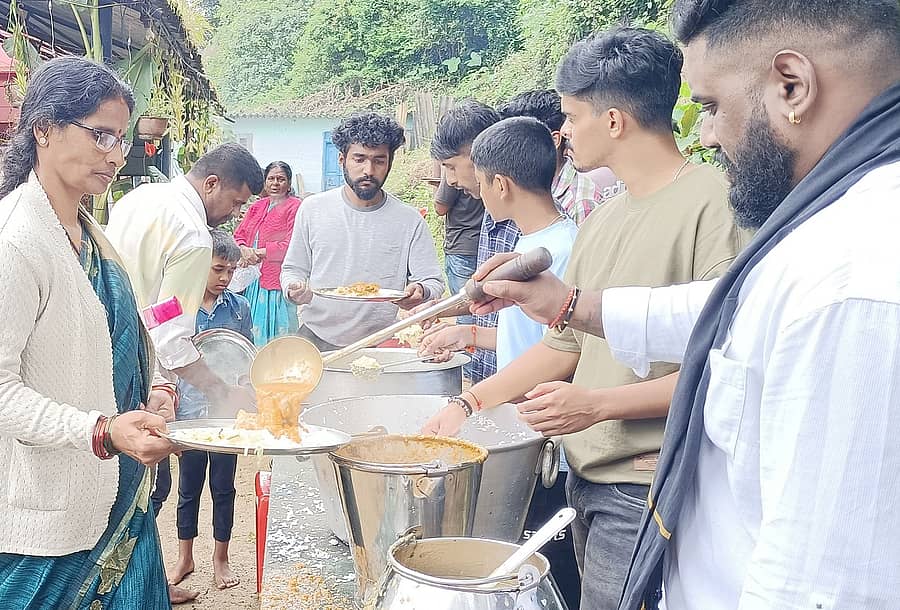 ವಿರಾಜಪೇಟೆಯ ಮಲೆತಿರಿಕೆ ಬೆಟ್ಟದಲ್ಲಿರುವ ಶನೀಶ್ವರ ದೇವಸ್ಥಾನದಲ್ಲಿ ಶ್ರಾವಣ ಮಹೋತ್ಸವದ ಅಂಗವಾಗಿ ಶನಿವಾರ ಅನ್ನ ಸಂತರ್ಪಣೆ ನಡೆಯಿತು