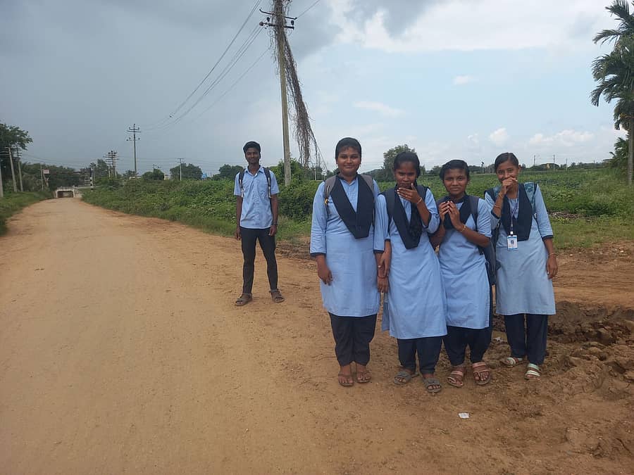 ಮಾಯಕೊಂಡದ ಶಾಲಾ–ಕಾಲೇಜುಗಳಿಗೆ ನಡೆದುಕೊಂಡು ಹೋಗುತ್ತಿರುವ ವಿದ್ಯಾರ್ಥಿಗಳು