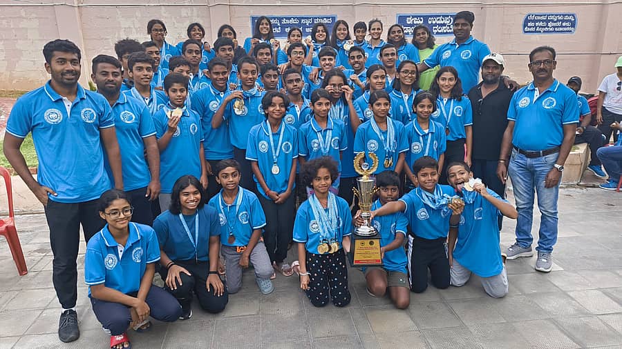 ಮಂಡ್ಯದಲ್ಲಿ ನಡೆದ ದಕ್ಷಿಣ ವಲಯ ಶಾರ್ಟ್‌ ಕೋರ್ಸ್‌ ಈಜು ಚಾಂಪಿಯನ್‌ಷಿಪ್‌ನಲ್ಲಿ ಸಮಗ್ರ ಪ್ರಶಸ್ತಿಯನ್ನು ಗೆದ್ದ ಕರ್ನಾಟಕ ತಂಡ