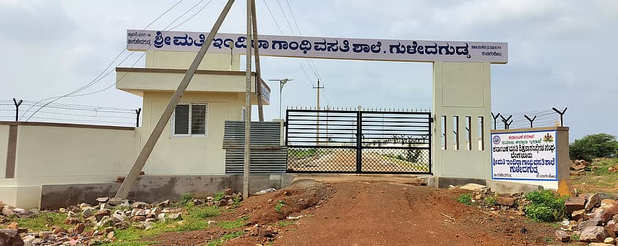 ಗುಳೇದಗುಡ್ಡ ಸಮೀಪದ ತೂಗುಣಸಿ ಗ್ರಾಮದ ಬಳಿ ನಿರ್ಮಾಣವಾಗಿರುವ ಇಂದಿರಾಗಾಂಧಿ ವಸತಿ ಶಾಲೆ