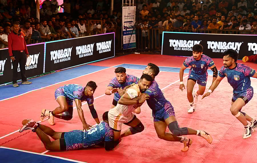 ಸೆಮಿಫೈನಲ್‌ ಪಂದ್ಯದಲ್ಲಿ ಲೈಫ್‌ಲೈನ್ ಫಾಲ್ಕನ್‌ ಆಟಗಾರನನ್ನು ನ್ಯೂ ಸ್ಟಾರ್ ಮಂಗಳೂರು ತಂಡದ ಆಟಗಾರರು ಟ್ಯಾಕಲ್ ಮಾಡಿದರು ಪ್ರಜಾವಾಣಿ ಚಿತ್ರ :ಫಕ್ರುದ್ದೀನ್‌ ಎಚ್‌.